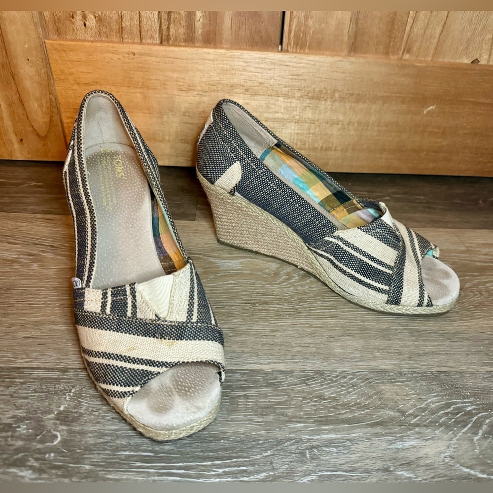 Tom’s Wedge sandals 8 1/2